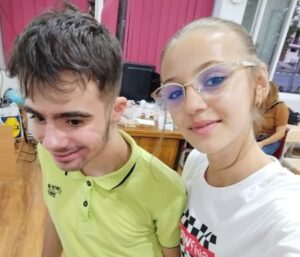 Voluntarii și copiii la activitățile educaționale - Asociația Sprijin pentru Normalitate Autism (1)