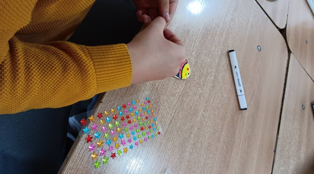 Copii Asociației Sprijin pentru Normalitate Autism lucrând la produsele pentru Târgu' de Primăvara