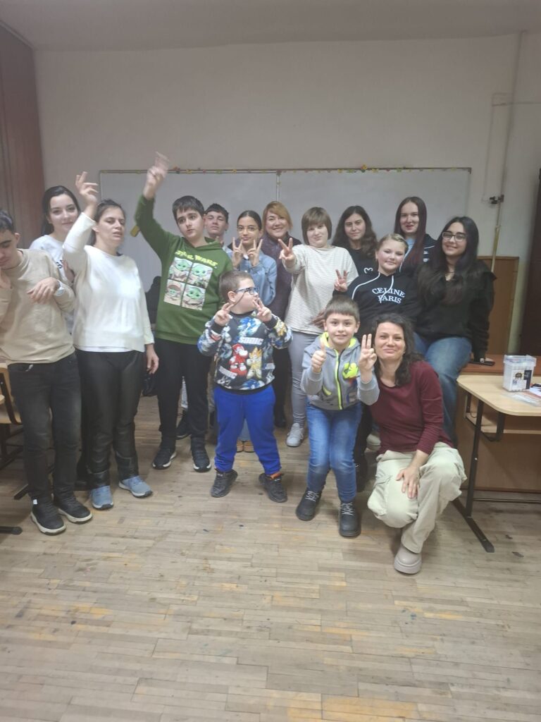 Voluntarii și copiii la activitățile educaționale - Asociația Sprijin pentru Normalitate Autism (8)