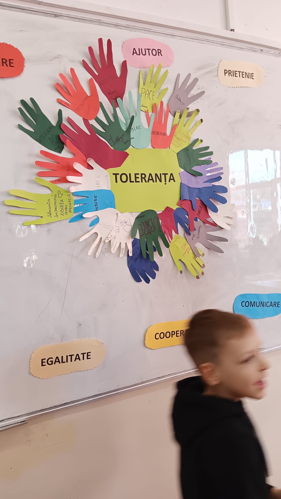 Voluntarii și copiii la activitățile educaționale - Asociația Sprijin pentru Normalitate Autism (9)